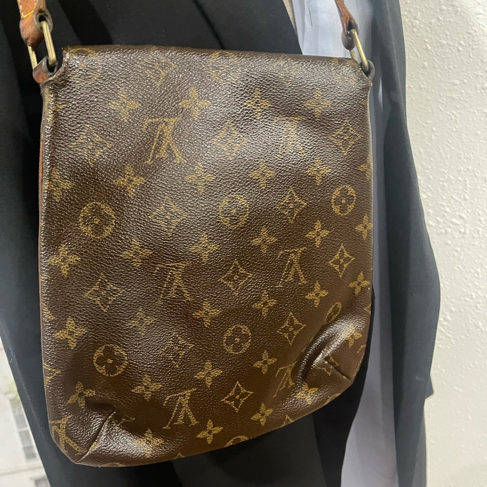 Louis Vuitton - Picture 4 of 5